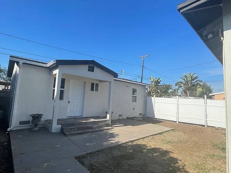 523 S Caswell Ave — Photo 1