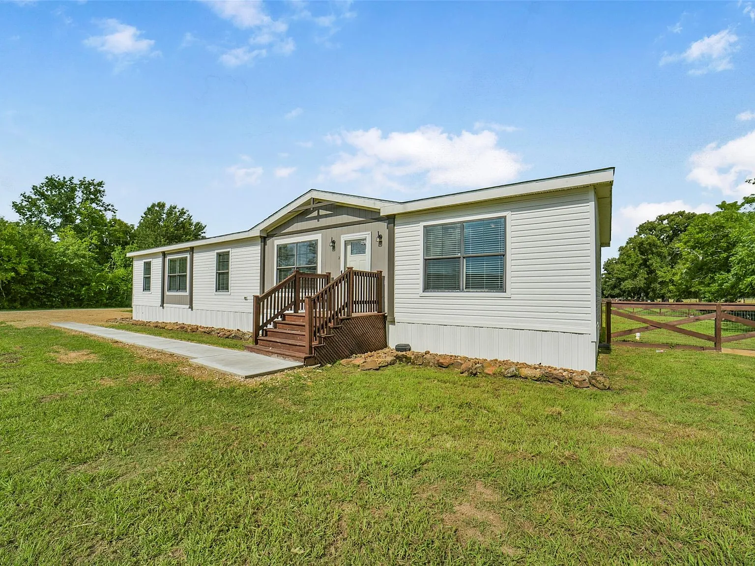 4 bed, 2.0 bath, 2040 sqft, $1,850 — Photo 2