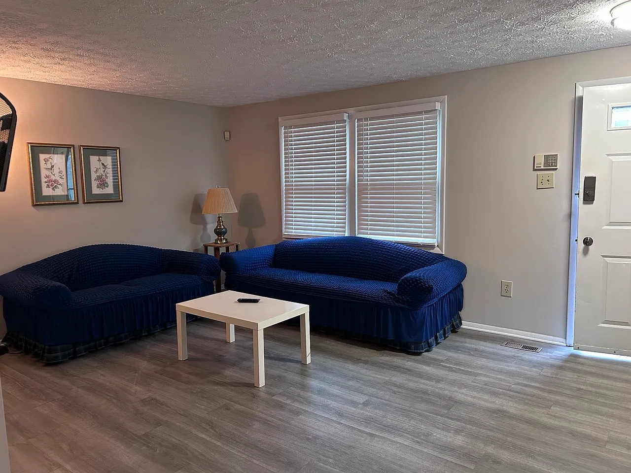 3 bed, 2.5 bath, 1060 sqft, $4,200 — Photo 2