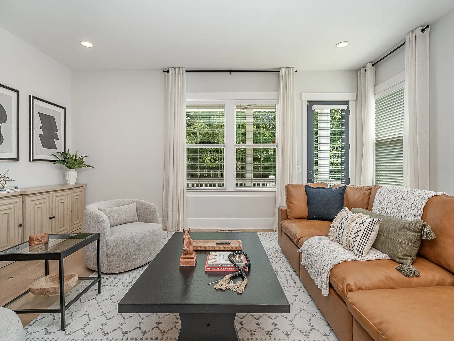 4 bed, 3.5 bath, 2560 sqft, $5,800 — Photo 4
