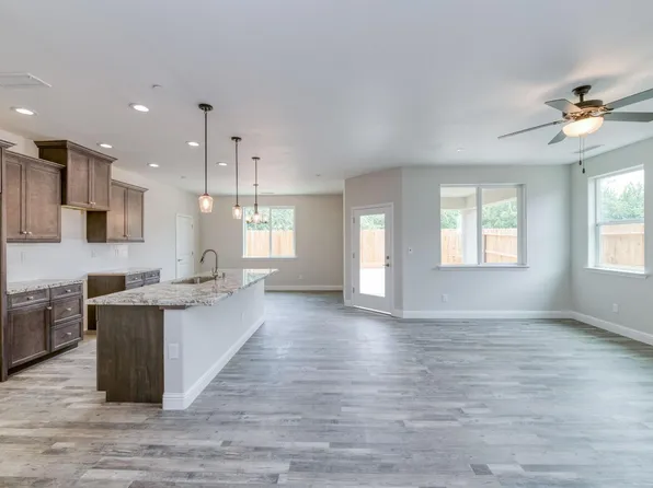 133 N Walnut Ave, Kerman, CA 93630