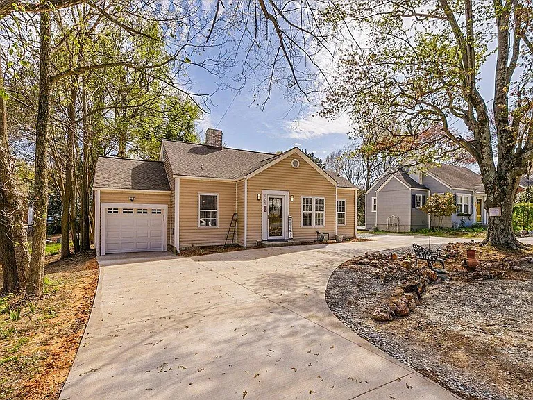 Welcome to Hunsucker's Place, a revitalized 1942 cottage with charming curb appeal, off-street parking, and a prime location near Downtown Greensboro and Cone Health Hospital. Perfect for professionals and travelers seeking comfort and convenience.