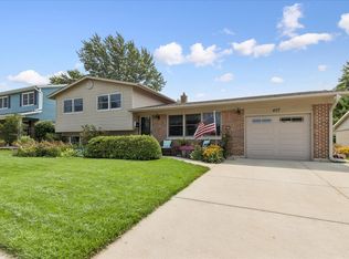 407 W Tanglewood Dr, Arlington Heights, IL 60004