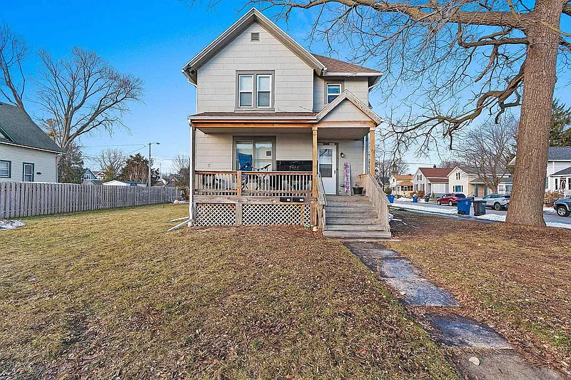 3 bed, 1.0 bath, $1,299 — Photo 1