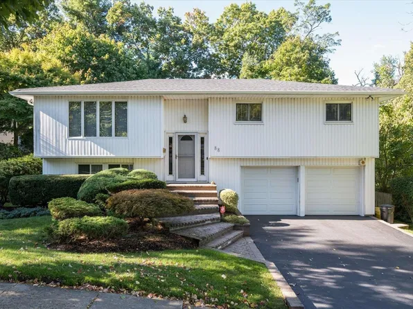 88 Beaumont Drive, Plainview, NY 11803