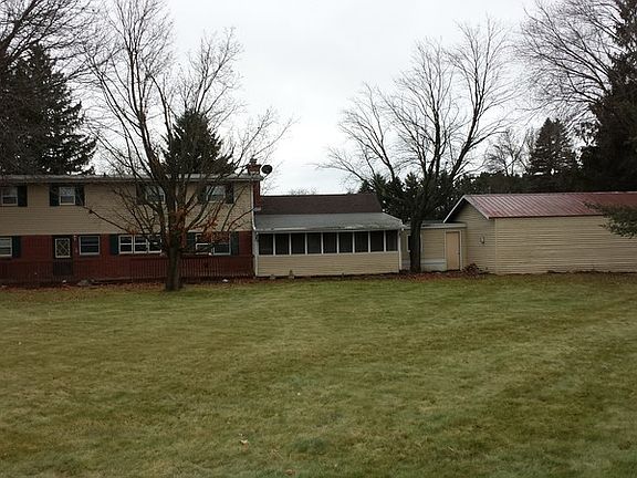 Back of Home : Very spacious yard with mature trees.