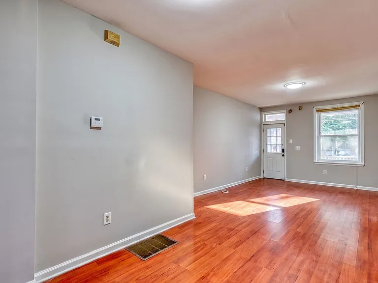 515 Seneca St — Photo 10