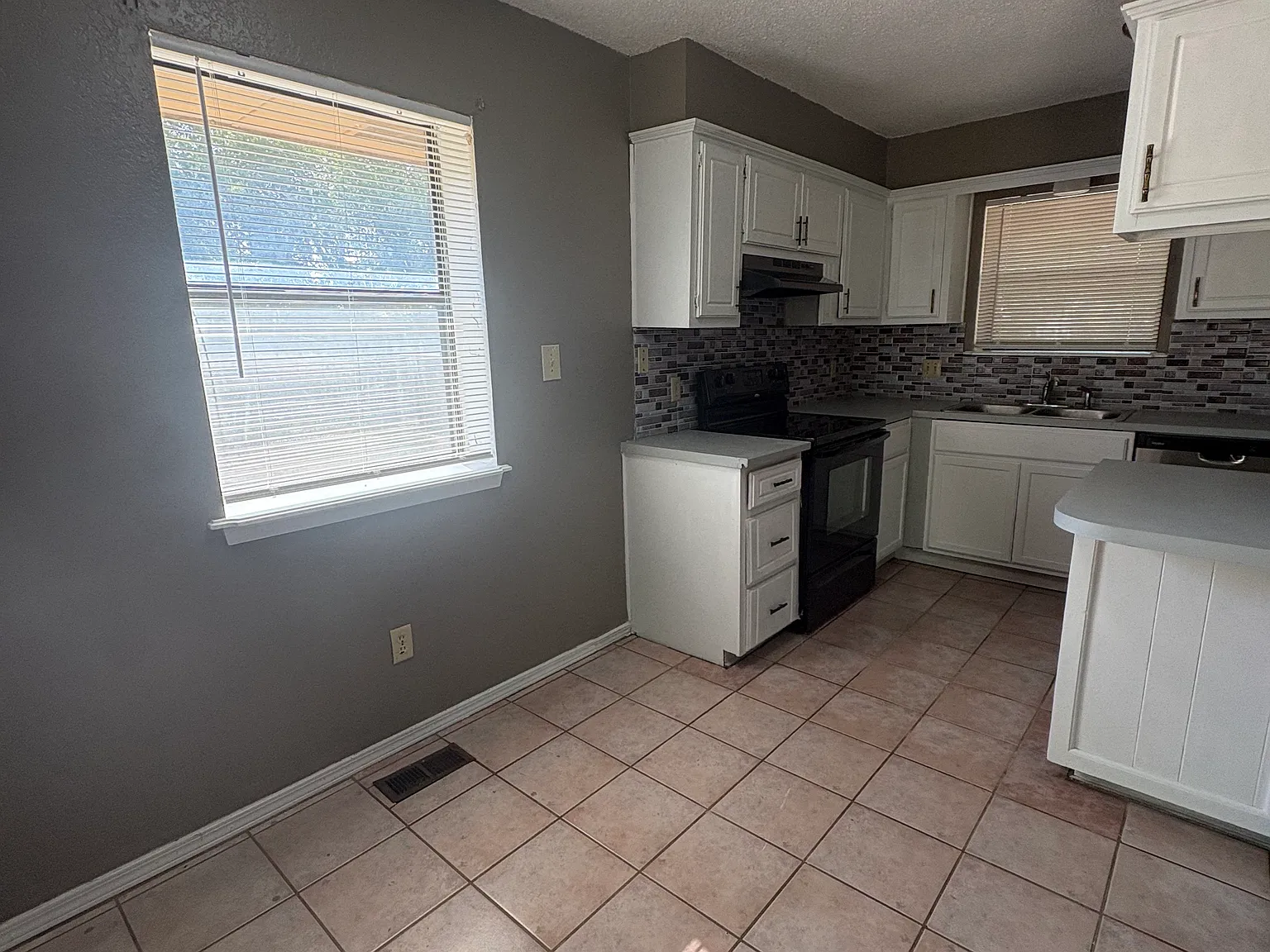 2 bed, 900 sqft, $1,300 — Photo 4