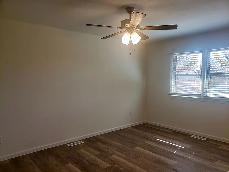 1424 E Hanover St — Photo 12