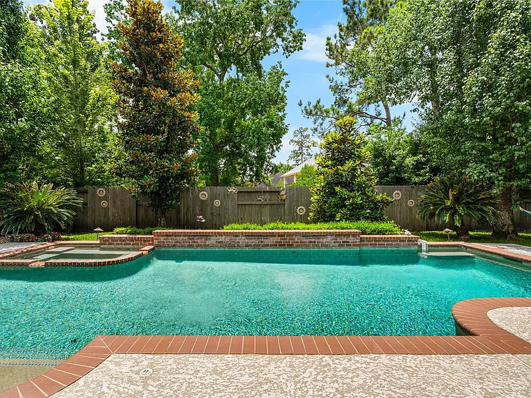 131 E Beckonvale Cir — Photo 5