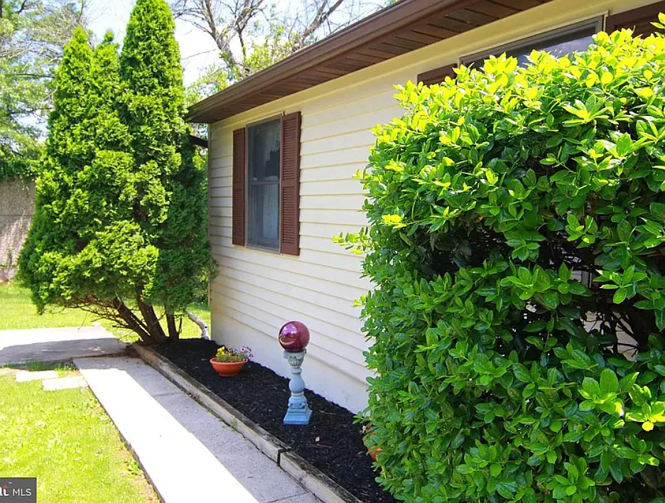 3 bed, 2.5 bath, 1054 sqft, $2,300 — Photo 4