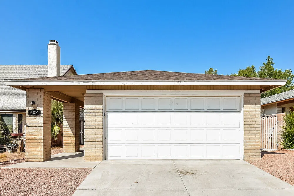 3 bed, 2.0 bath, 1294 sqft, $1,950 — Photo 1