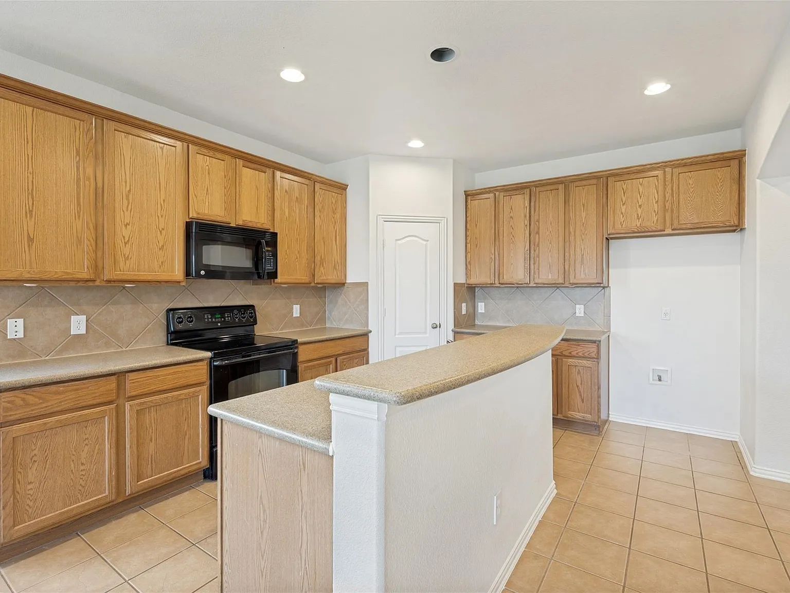 4 bed, 2836 sqft, $2,400 — Photo 2