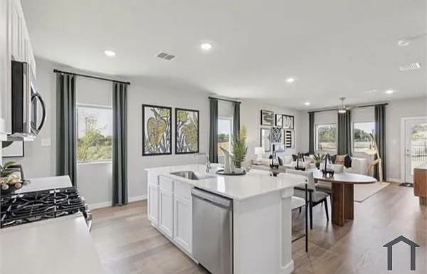 5 bed, 2260 sqft, $3,600 — Photo 3