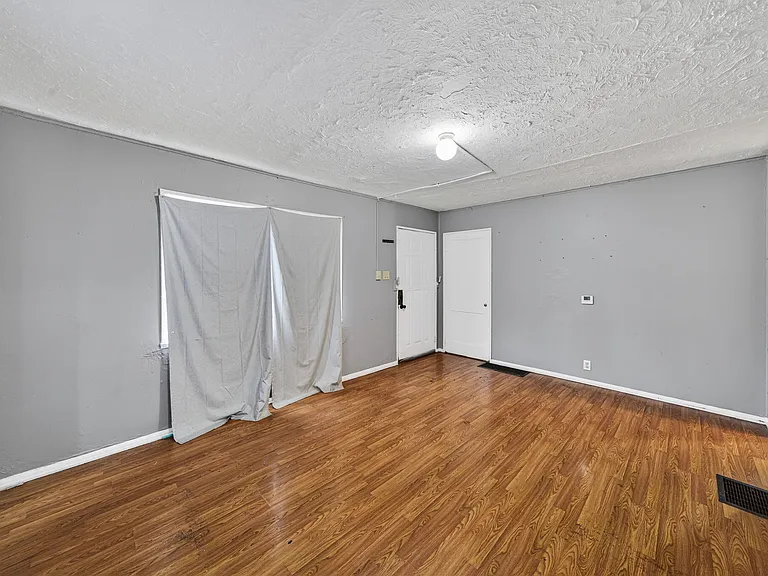 3220 Vermont Pl — Photo 2