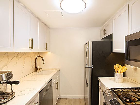 4th image of 225 W 83rd St APT 5V