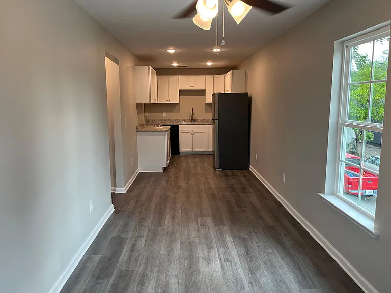 610 W Buena Vista Ave #4 — Photo 2