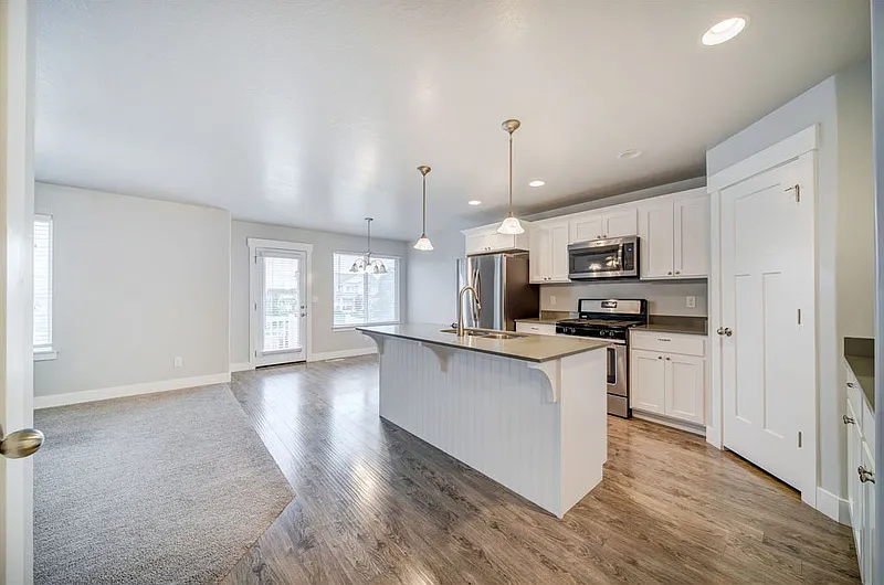 4 bed, 2.5 bath, 2350 sqft, $480 — Photo 3