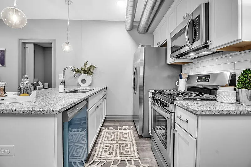 1 bed, 1.0 bath, 780 sqft, $1,300 — Photo 2