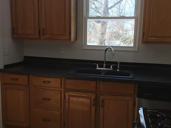 5th image of 1385 E Mound St