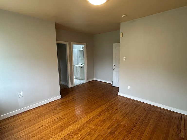 412 E Walnut Ln #4 — Photo 3