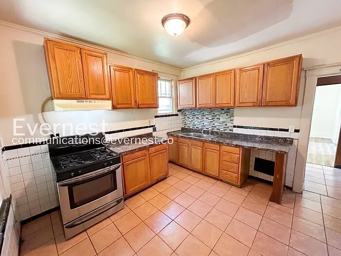 2022 McLaran Ave — Photo 2