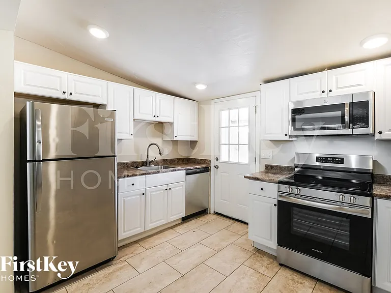 1124 W Cinnabar Ave — Photo 8