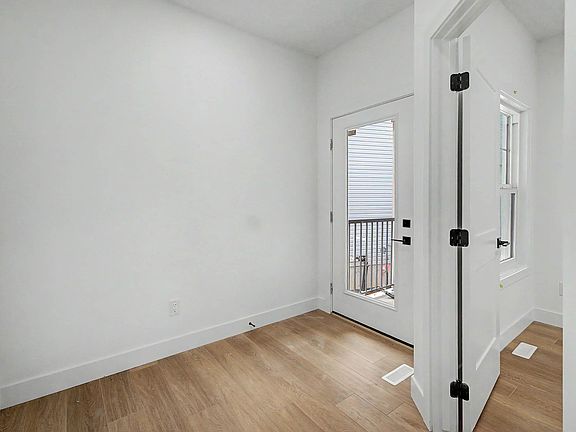 4th image of 294 Munn Way