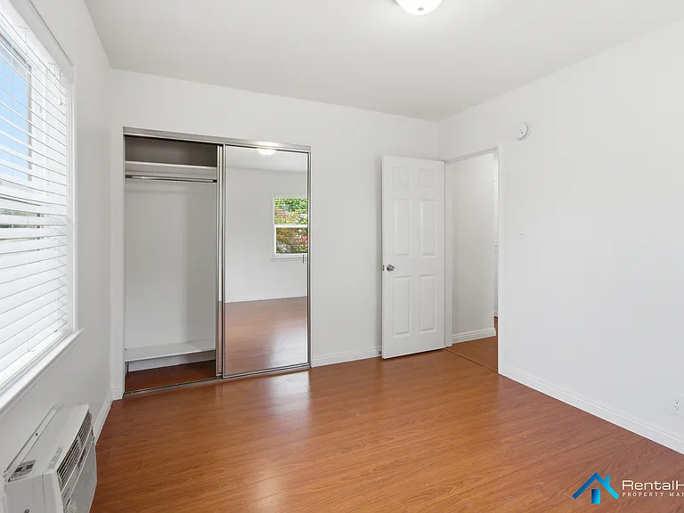 11555 Burbank Blvd #6 — Photo 9