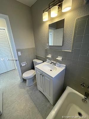 3rd image of 1723 Lauderdale Manor Dr #1723