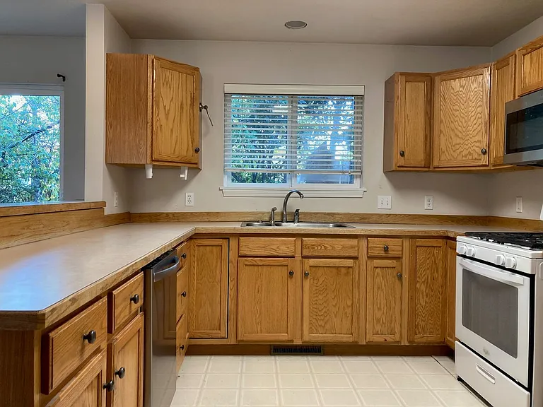 2512 Daisy Dr — Photo 4
