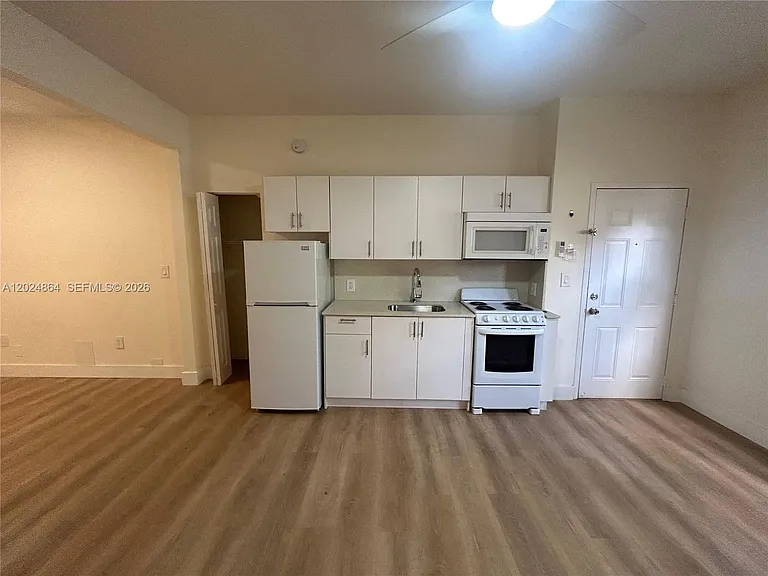 2000 Monroe St #8 — Photo 5