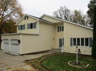 2900 Oakwood Trl, Camanche, IA 52730
