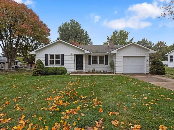 210 W Crestview Dr, Odessa, MO 64076