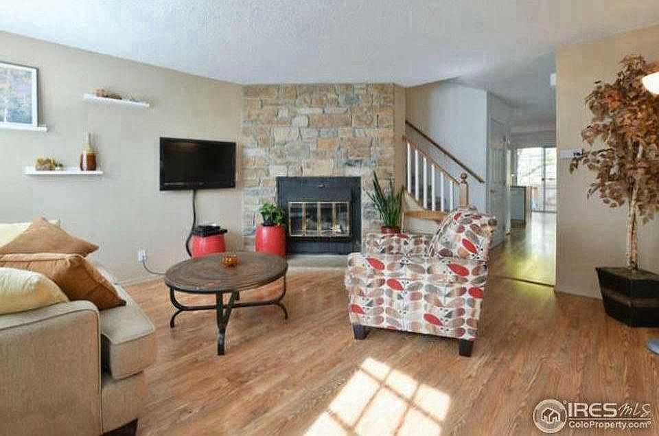 Living Room w/ Gas Fireplace
