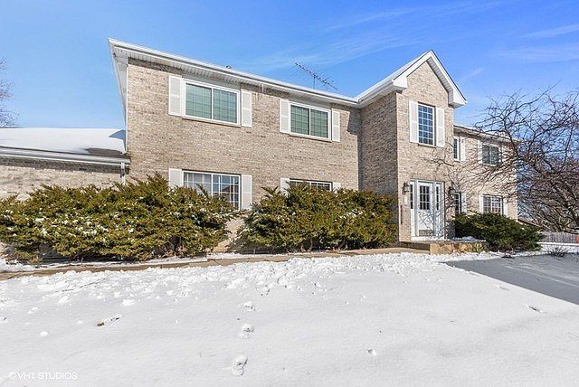 Great curb appeal! Secure front door and private inside entrance.
