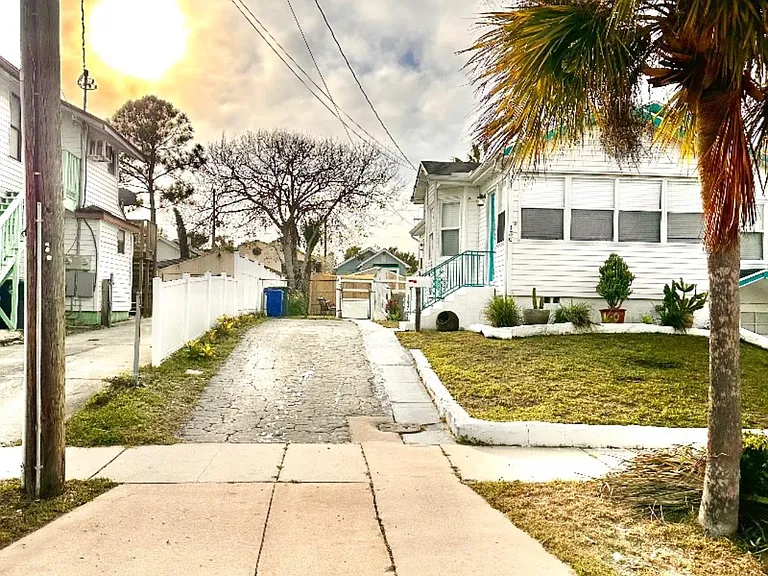 136 S Oleander Ave — Photo 6