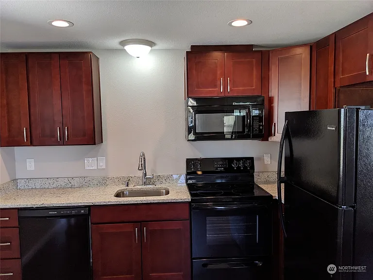 2812 Hemlock St — Photo 4