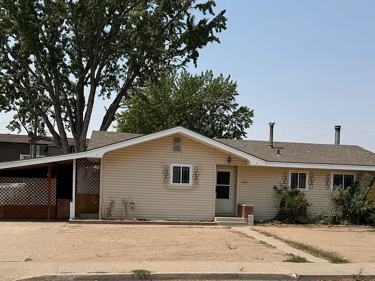 1045 Gridley Dr — Photo 13