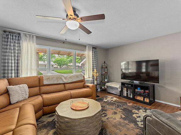 5th image of 944 N Valleyview Ln