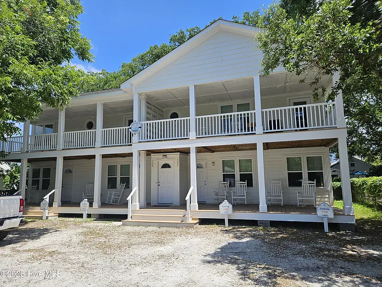 124 Sunset Ln — Photo 1