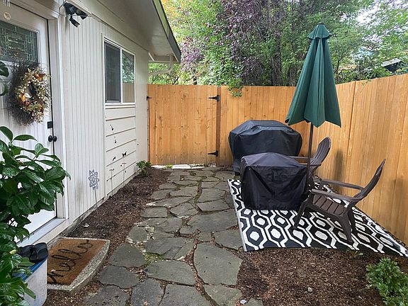 Private Entrance with cozy courtyard (does not include chairs, barbecue, and table)