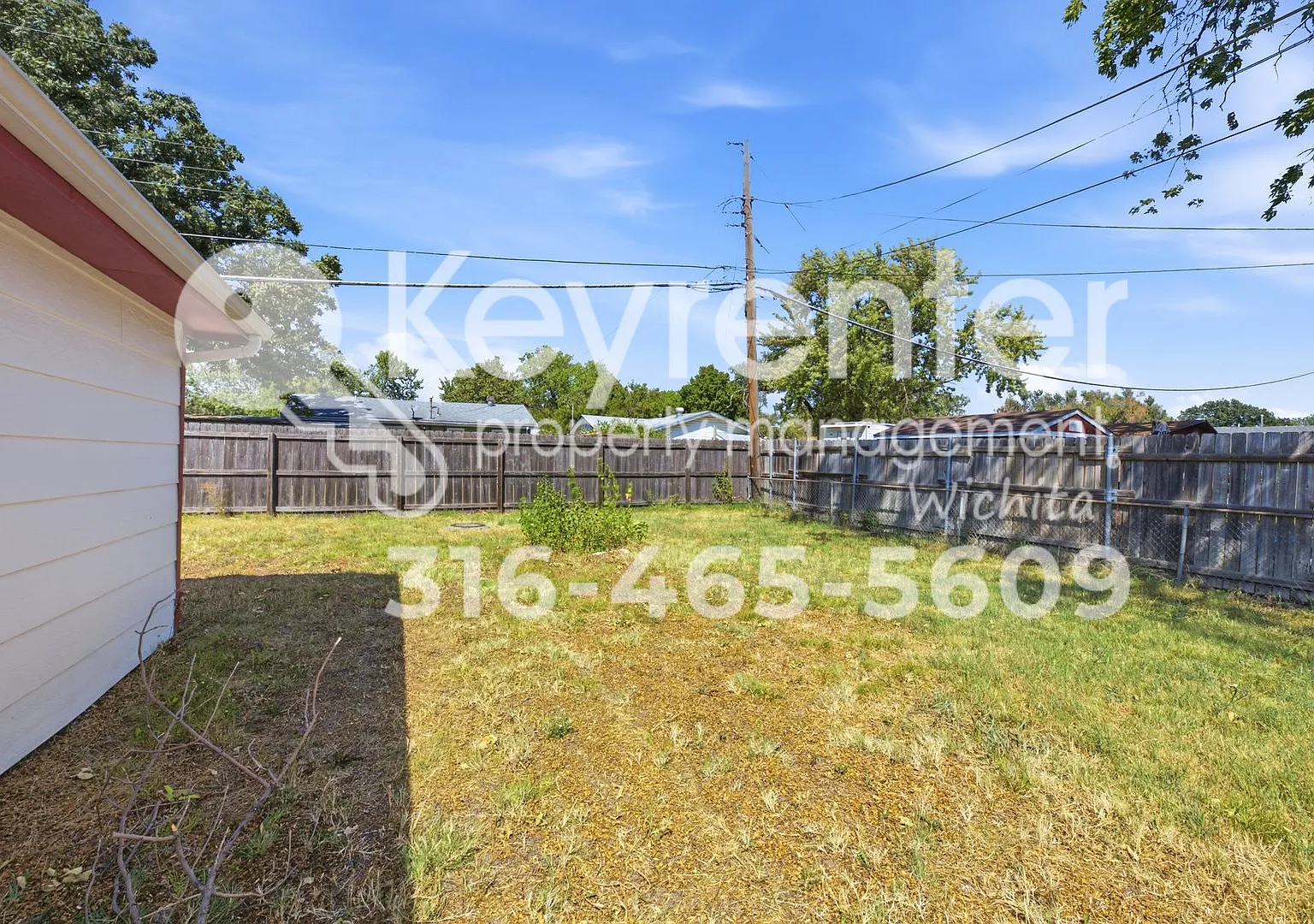 2 Weeks Free Rent! Charming 3-Bedroom Home With Detached 2-Car Garage & Fenced Backyard — Photo 2