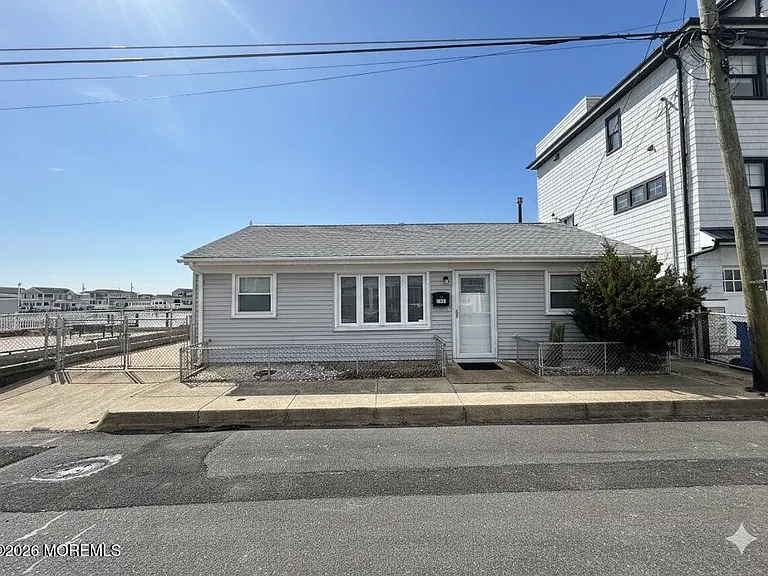 259 Joseph St — Photo 24