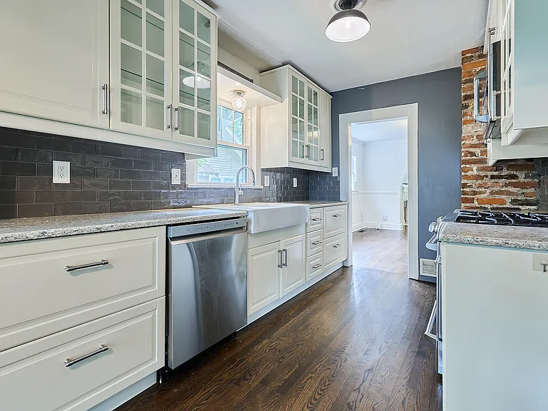 5740 Charlotte St — Photo 10