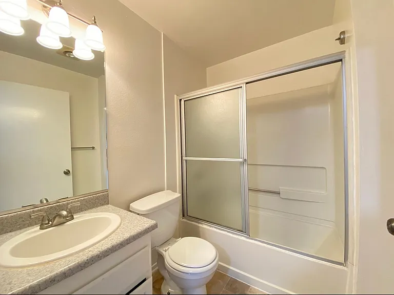 Farmdale Court Apartments — Photo 30