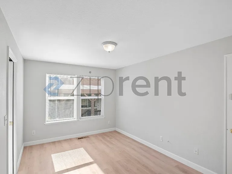 2124 E 20th St — Photo 15