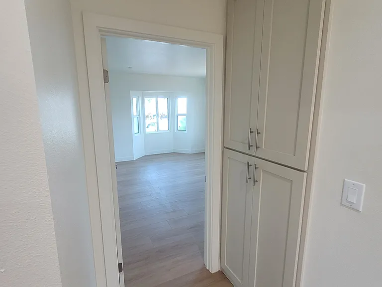 566 W H St — Photo 11