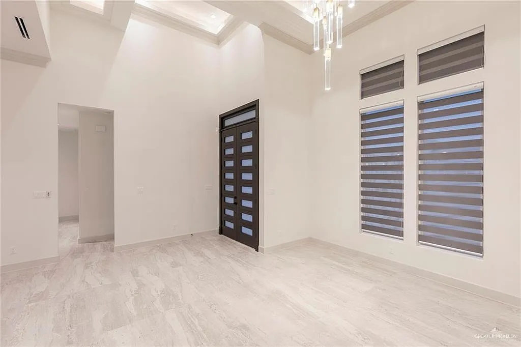 4 bed, 3.5 bath, 2300 sqft, $3,700 — Photo 4