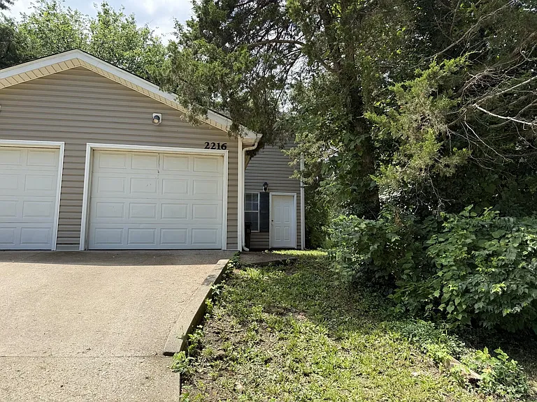 2216 Live Oak Ln — Photo 2